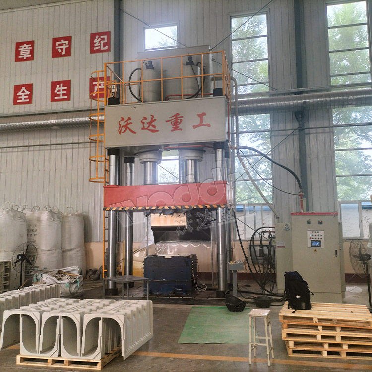 800四柱液壓機(jī)(U型排水溝成型液壓機(jī))客戶現(xiàn)場(chǎng) 800四柱液壓機(jī)(U型排水溝成型液壓機(jī))客戶現(xiàn)場(chǎng)