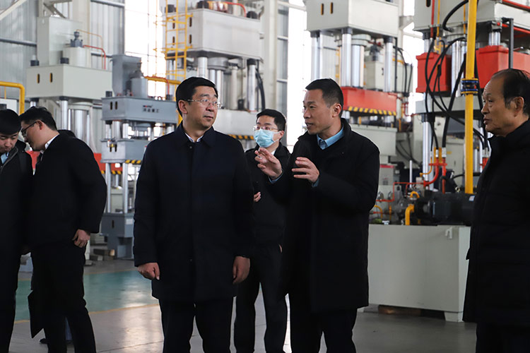 徐州市委常委、經(jīng)開區(qū)黨工委書記張克一行觀看車間
