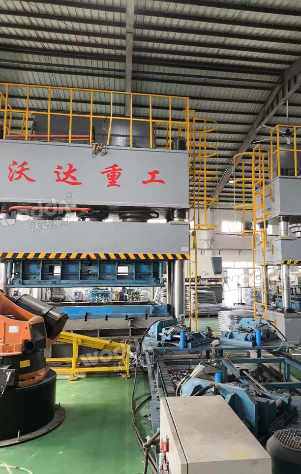1500噸不銹鋼水箱板液壓機現場