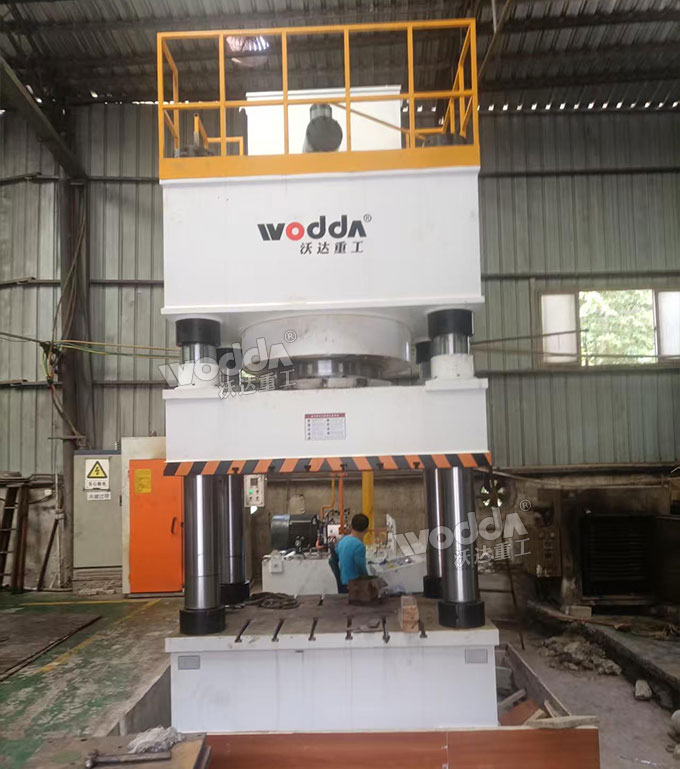 1600噸四柱液壓機(jī).jpg 1600噸四柱液壓機(jī).jpg