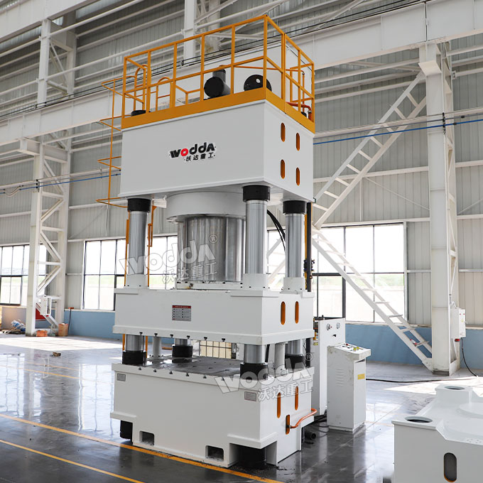 1600噸三梁四柱液壓機(jī).jpg 1600噸三梁四柱液壓機(jī).jpg