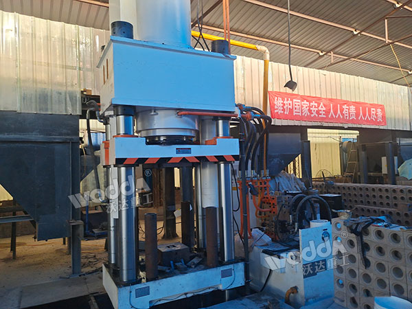 630噸四柱液壓機(jī)試機(jī) 630噸四柱液壓機(jī)試機(jī)