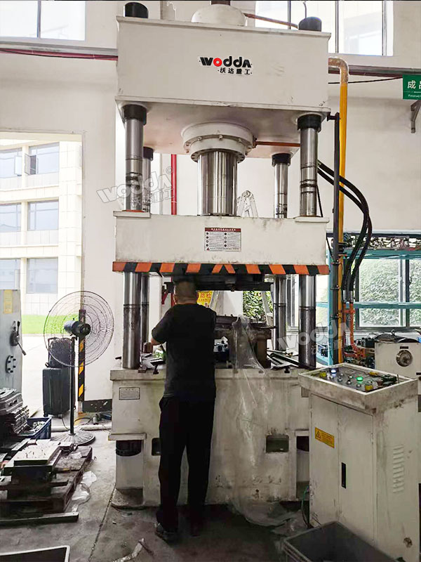 315噸四柱液壓機(jī) 315噸四柱液壓機(jī)